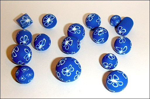 perles bleues fleurs